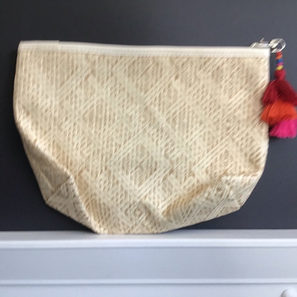 Straw Pouch with tassle - Picture 3 of 4